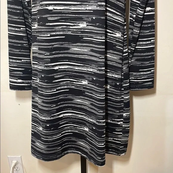 Soybu Black and White Patterned Long Sleeve Dress - Picture 8 of 10